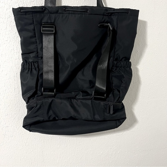 NWT BEYOND YOGA Black Convertible Gym Bag Gym to Desk Side Pockets Wide Straps - Picture 5 of 11